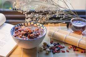 腌腊八蒜：只加醋就废了，多加“2味”3天就全绿，蒜脆香还不烧心图片