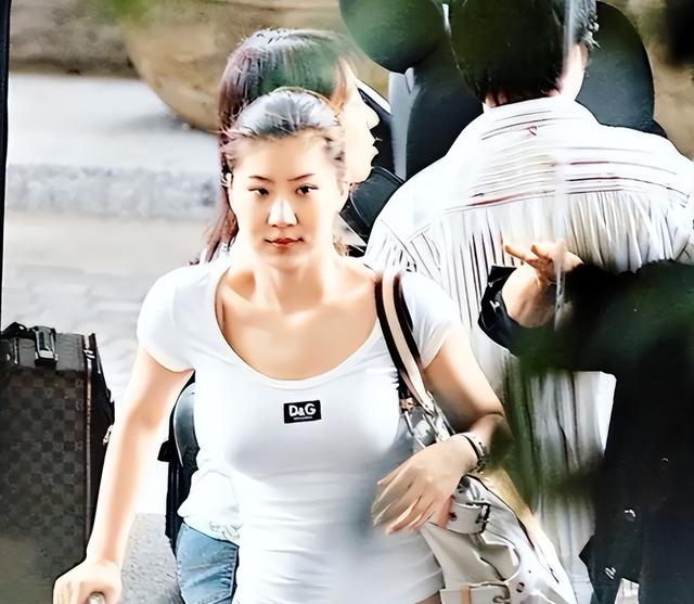 被谢贤养了12年，用青春换来2000万的Coco，已经走上了另一条道路