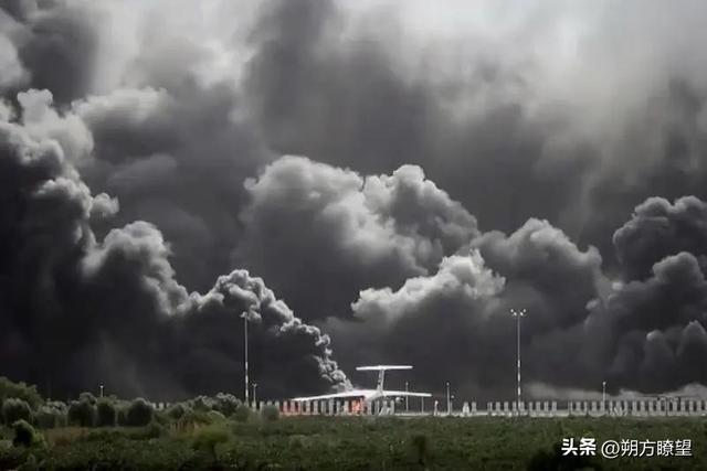 胡塞的报复快准狠！也门总统府被炸后，高超弹准确命中以首都机场