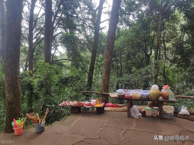 12岁时的我，过年与妈妈各自在山顶摆摊，妈妈奖励了我一碗炒凉皮