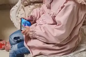 7岁女孩玩手机游戏疑充光爷爷万余元养老金，家长称平台设置重重障碍，申请退款月余无果图片