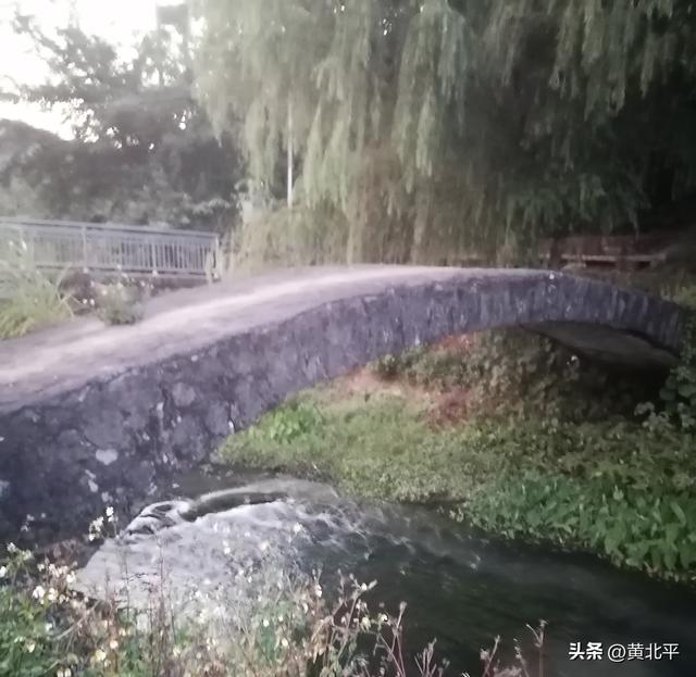 广西南宁市隆安县横跨百朝河上的石拱桥，材料是龙骨而得名龙骨桥