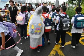 浙江平阳一学校出台“校园禁伞令”，不让孩子打伞，要求穿雨衣，你怎么看？图片