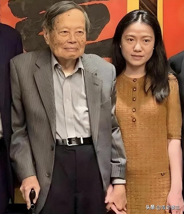 杨振宁去世后，翁帆再发文，49岁无子女的她，早已被安排好了退路