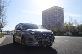 咱郑州产的“家用型GL8”来了——试驾荣威iMAX8 DMH新陆尊图片