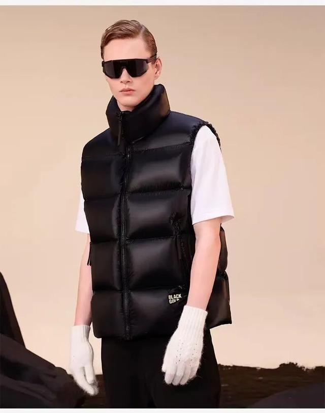 三星掌门人北京逛街	，穿“老头马甲”秒售罄！有钱男人为啥爱马甲