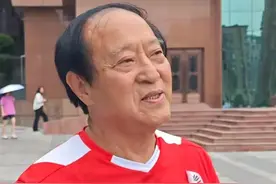 75岁牛群参加演出，一人拉着行李箱，刘惠称他不差钱，晚年待遇好图片