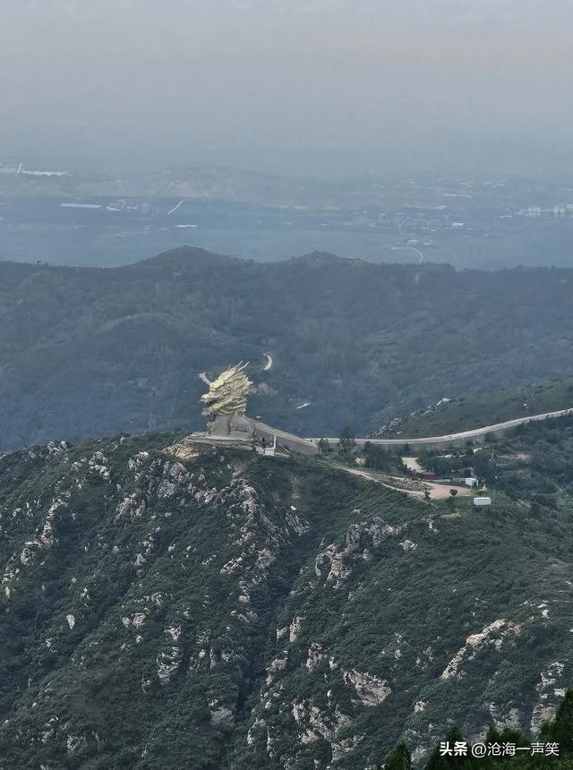 巍巍始祖山，悠悠青岗庙，黄龙盘山腰，青山遮不住，毕竟东流去