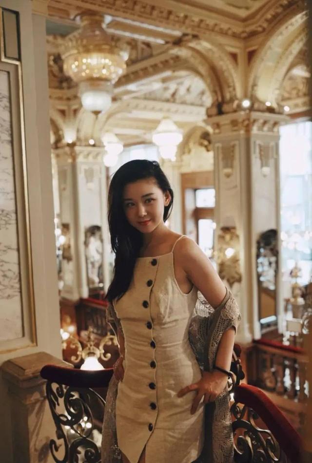 40岁李小萌北京逛街，开五六百万劳斯莱斯，王雷大连富二代不差钱