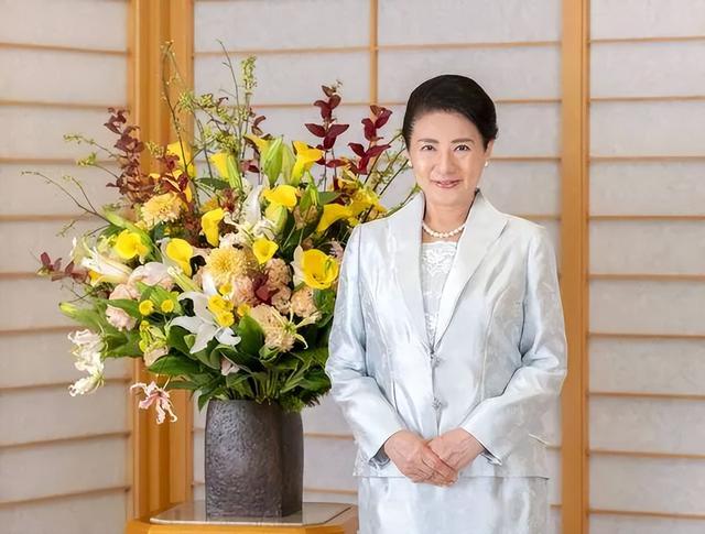 事态升级！解放军对日改口，中方7字定性高市	，日本搬出皇后求和