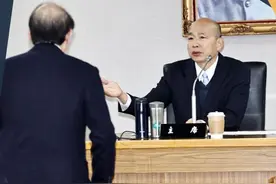 柯建铭"打断拐杖"击中徐巧芯!"行凶"时紧盯韩国瑜,欲投掷断杖攻击?韩回应图片