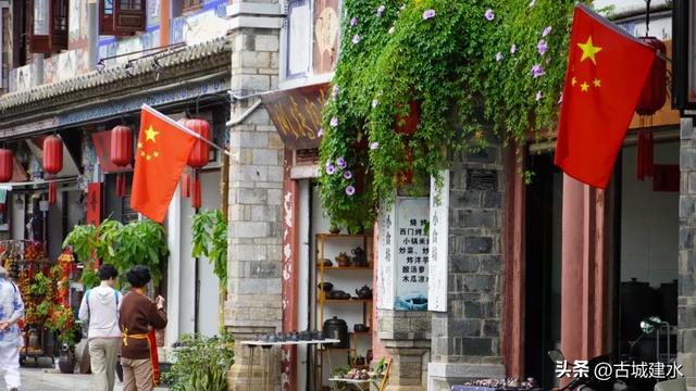 建水洋溢“中国红” 喜庆氛围迎国庆