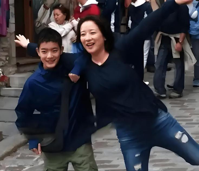 她是国家一级女演员，多次给丈夫戴绿帽，重病丈夫坐轮椅也不离婚