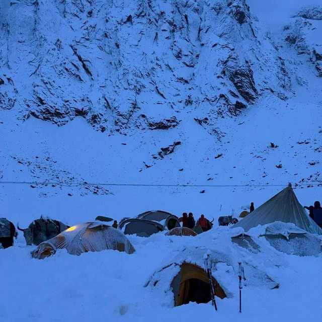 珠峰暴雪被困后续：向导人肉开路，百余人因此获救，有人重金感谢