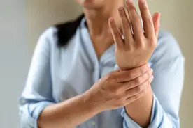 手脚麻木，是“血栓”信号吗？提醒：出现5种麻木，建议就医检查图片