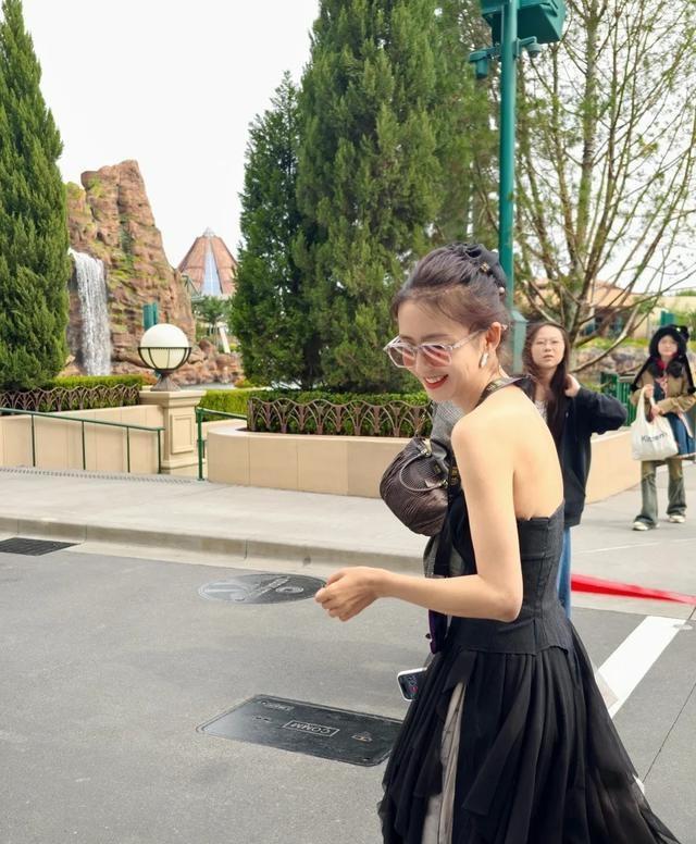 北京环球影城偶遇明星，佟丽娅露“副乳”太尴尬，46岁董璇脸垮了