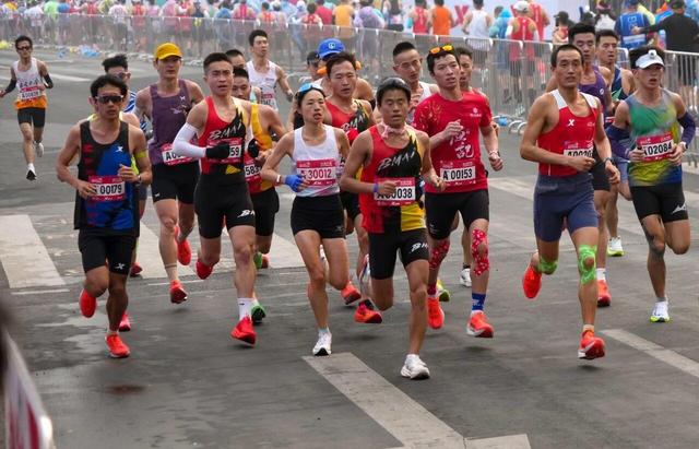 张水华21岁才离开老家 接触的环境特别单纯 不会搞人际关系讨好领导