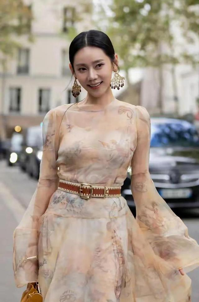 秋瓷炫：把半辈子的苦，穿成了巴黎最贵的“战袍”