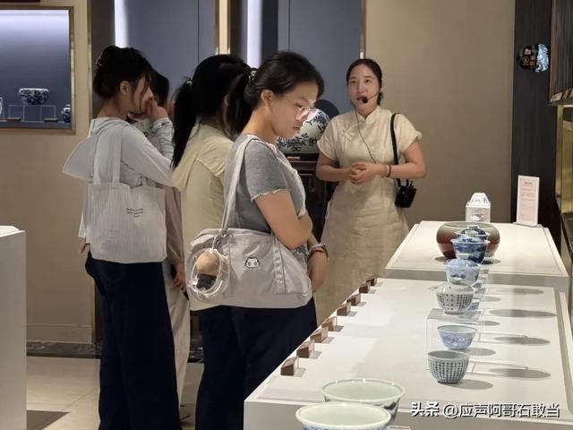 景德镇:荷润初心 瓷绘昌江