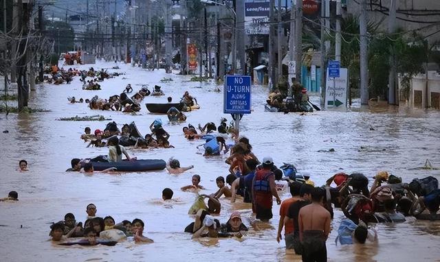 沉默24小时后，中方宣布援菲，受灾人数超百万，马科斯被要求辞职