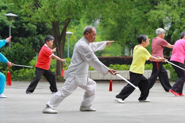 “霜降不听劝，来年坟头见”，明日霜降60年一遇，这4件事不要做