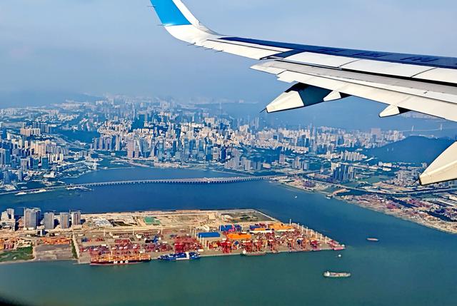从飞机窗外高空俯瞰深圳和珠海，真的太漂亮了！