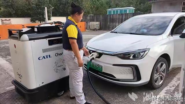 充电像加油一样方便？湖北高速来了“充电大白”