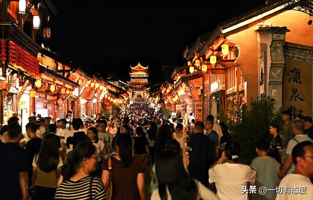四牌楼的铜铃撞碎了时光，看獬豸脊兽如何凝视古今人的悲欢离合！