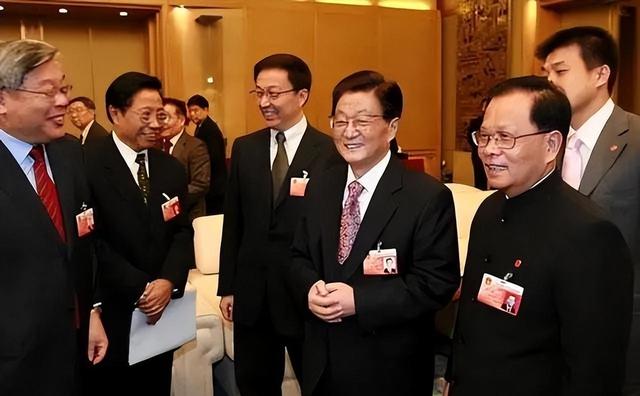 原上海市委书记，官至正国级，69岁病逝葬入八宝山，后迁回上海