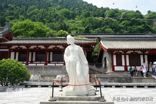 OK，西安华清池里的杨贵妃雕像“穿”上秋裤了！