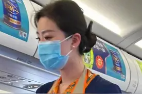 空姐颜值气质惊艳，网友惊呼：戴口罩也藏不住的明星范！图片