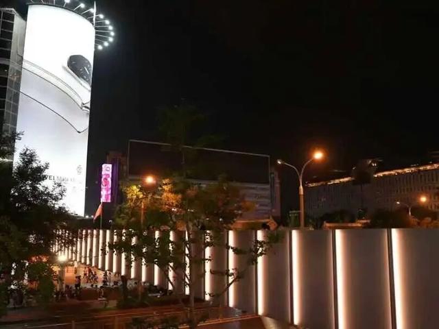 西单廊桥国庆璀璨绽放：空中光桥点亮西城夜空