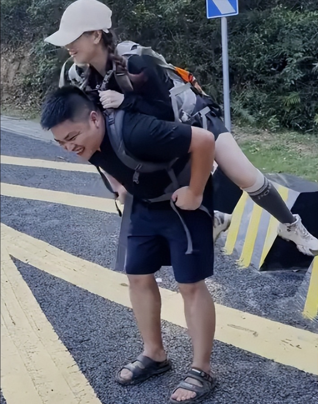 广东女子登山脚崴，被陌生小伙背40分钟下山，恶心的一幕出现了