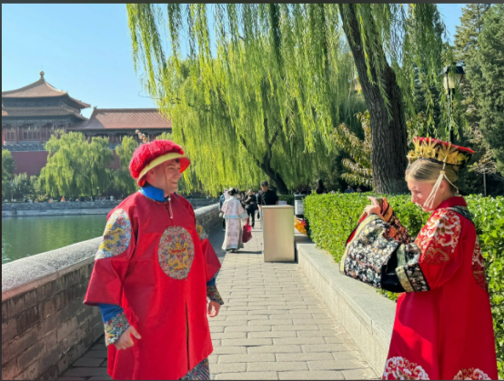 当1.3亿老外涌入中国，西方媒体发现不太对劲，是剧本拿反了吗