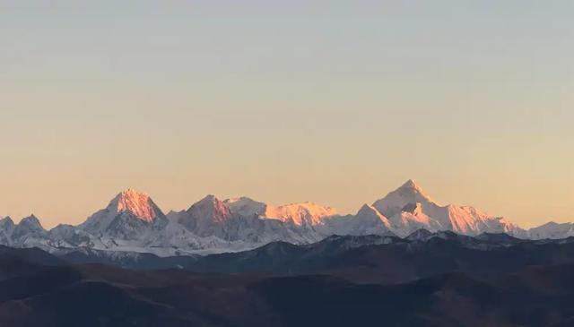 景区离大门几公里！逼坐车圈地收钱，旅游乱象真没人管吗