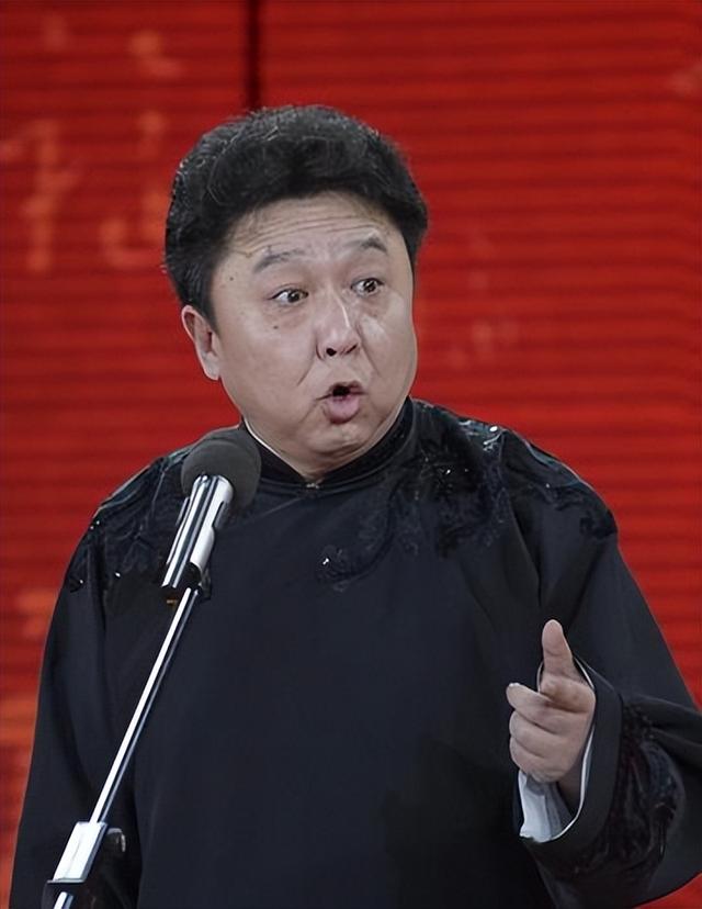 再多钱有什么用？官媒出手揭岳云鹏夫妇真实现状，走上于谦的老路