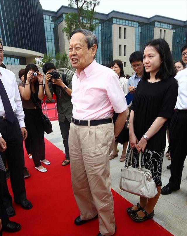 杨振宁猝然离世，临终状态曝光，翁帆25字表心情，难怪相爱20年