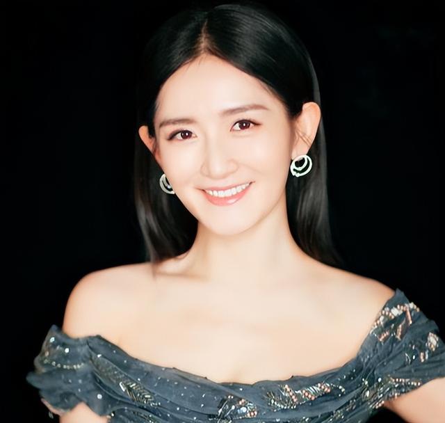 央视中秋晚会落幕:4人零差评,3人翻红,2人升咖,只有她被骂惨