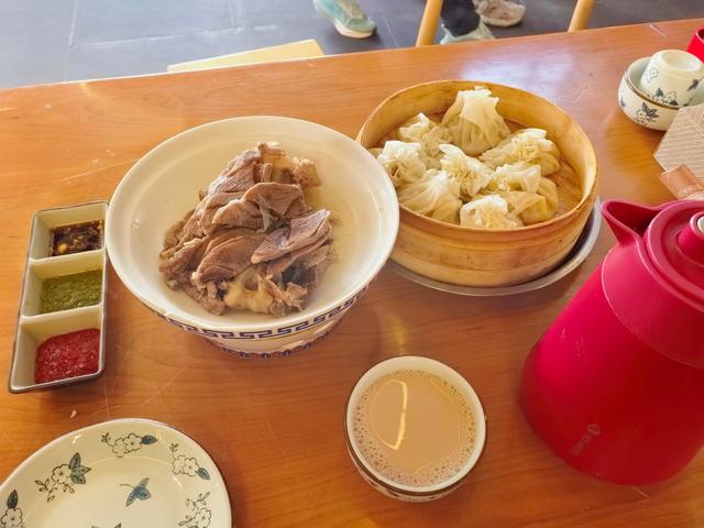 阿拉坦汗的塑像为啥立在呼市中心？闹市中逛无量寺吃风味手把羊肉