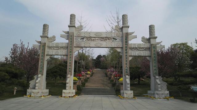 八宝山公墓中	，受祭拜最多的是谁？81号墓安葬着谁？无名墓碑是谁