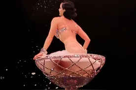 巴黎这一夜秒变“流氓”秀？阴间走秀！湿身舞娘！难道没人管吗？图片