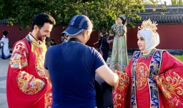爆火！外国游客扎堆中国抢拍写真，汉服文化或成全球新潮流
