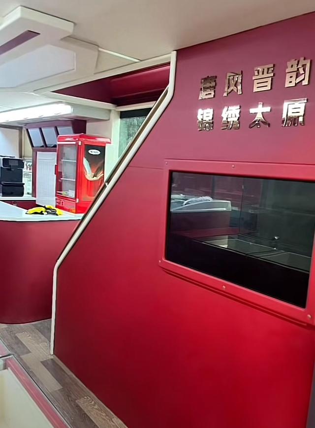 太原双层巴士重现江湖，探班红妆上阵热烈奔放，移动沙发休闲观光