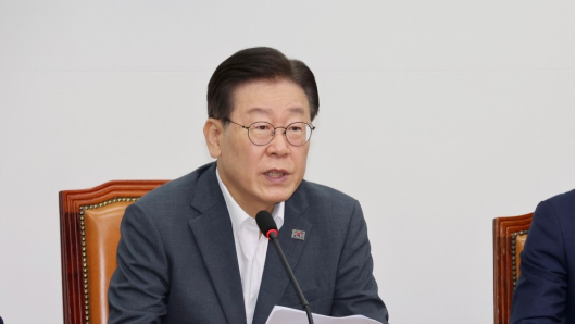 李在明终于回应了：登机访美前，下令韩国警方务必给中国一个说法
