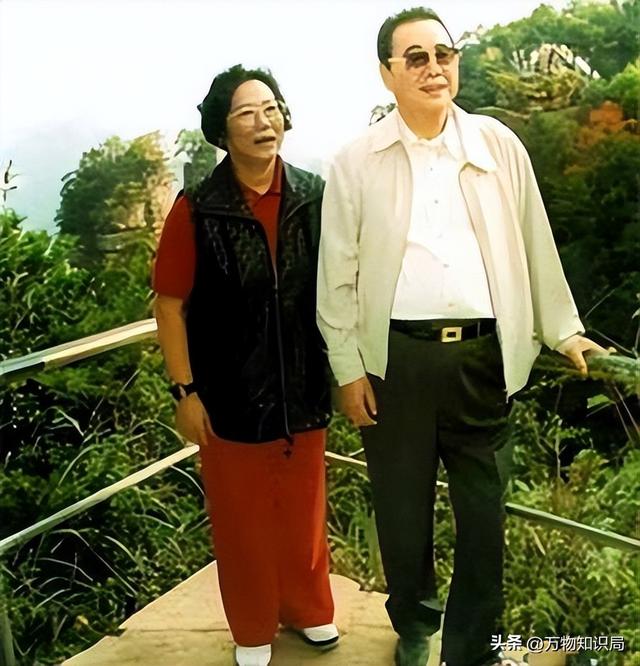 李鹏总理年轻时有多帅？1959年在吉林的留影，他31岁，英俊潇洒