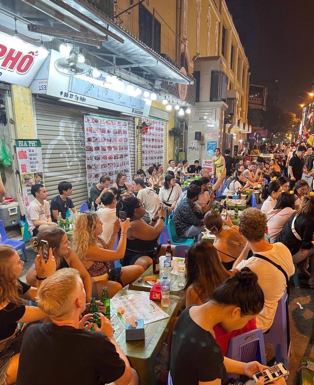 第一批来华免签的外国人，尝过中国大餐，回国已经吃不下白人饭了