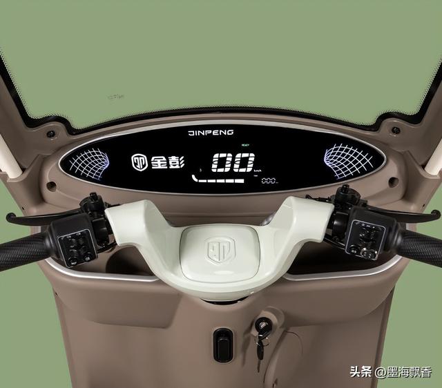 老年代步车合法上路，遮阳篷惹争议，骑行者：交警不查不罚。