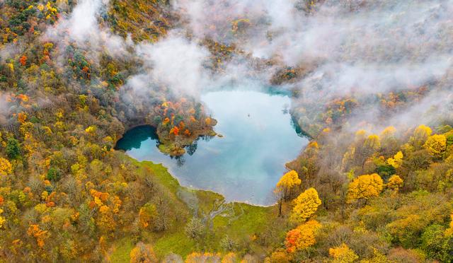 四川石棉县拖乌山：初冬时节的多彩绝唱