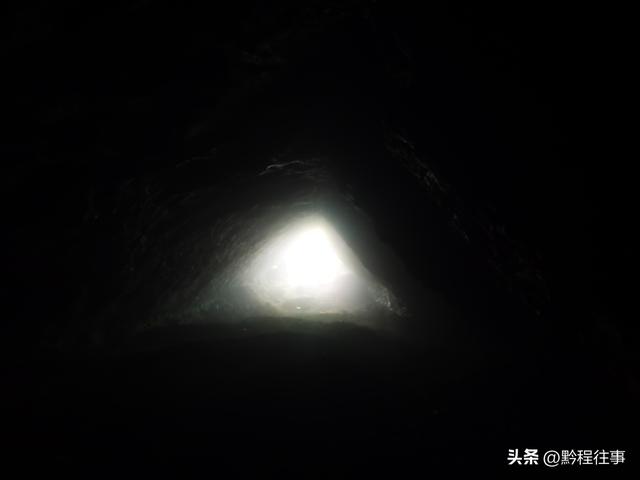 一个洞内烟云氤氲的躲匪洞，一个白练如幕的暗河瀑布