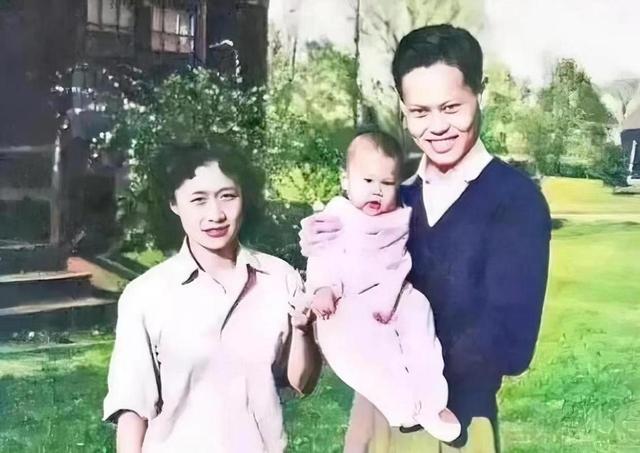 2021年，99岁杨振宁与72岁岳母罕见出镜，头发黑了，翁帆有些发福